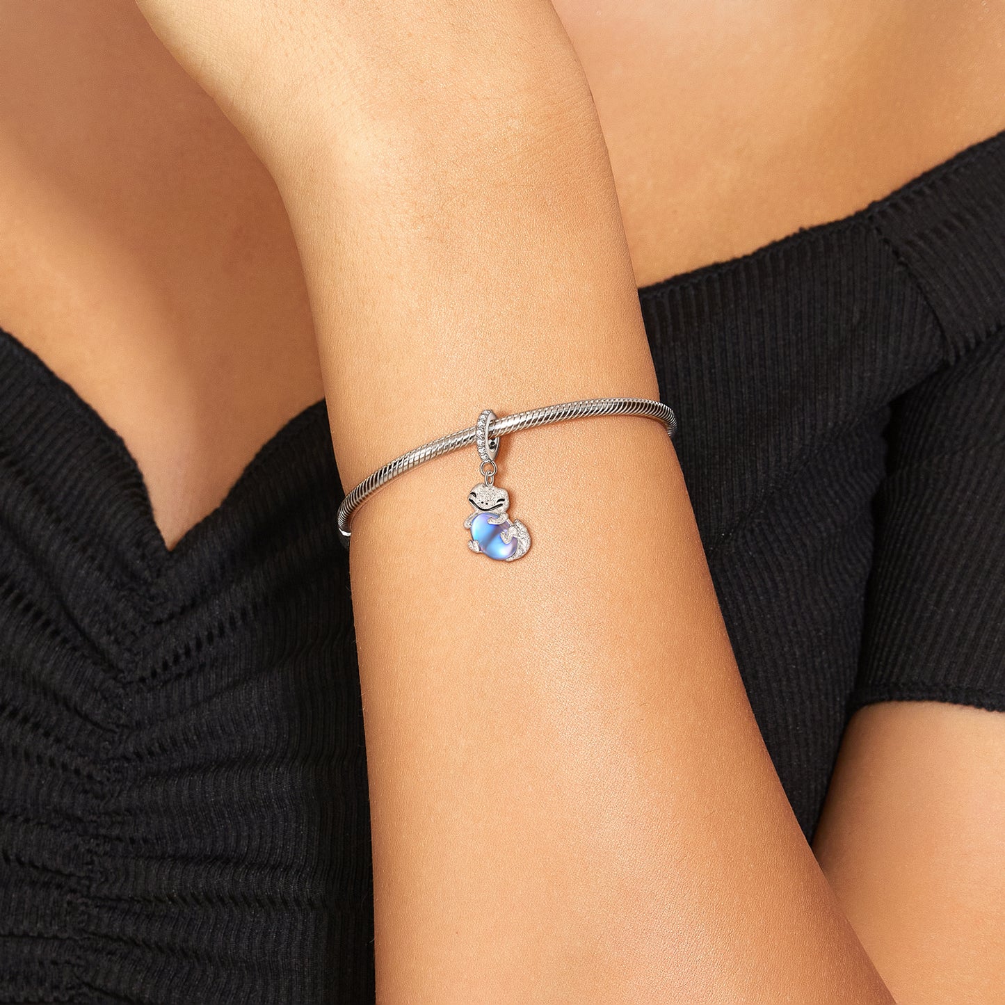 Gnoce Lizard Embraces Moonstone Charm_6